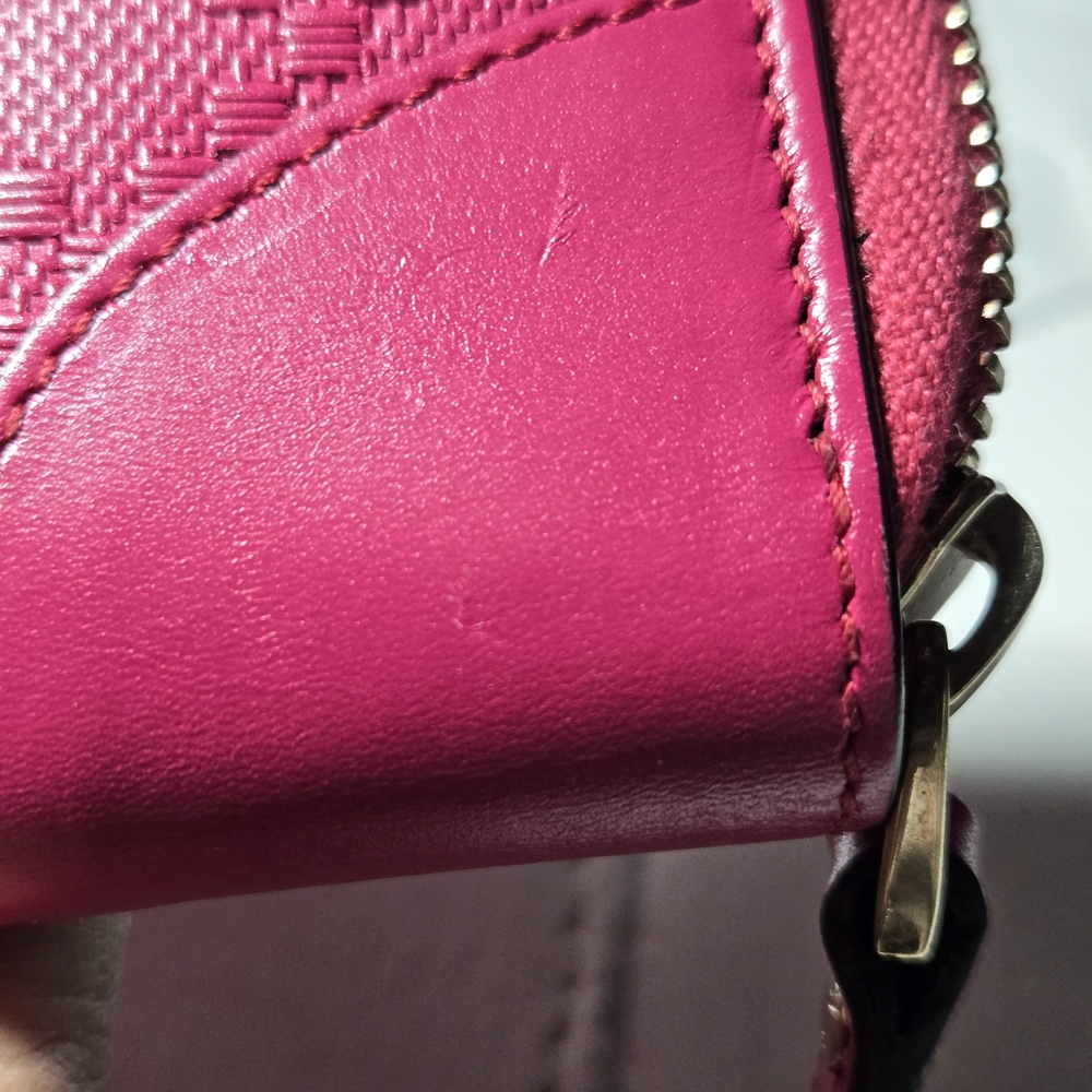 Gucci Pink Diamante Leather Zip Around Wallet. Very Clean, Very Good. - Picture 13 of 13